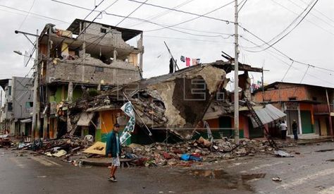 Se eleva a 350 la cifra de muertos por el sismo en Ecuador La Razón