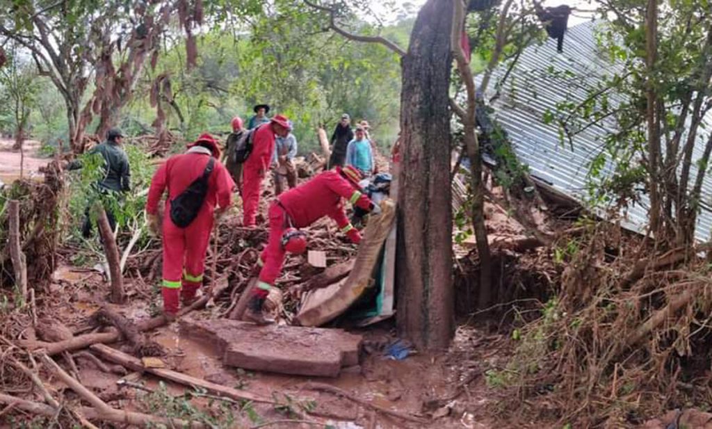 Desborde Deja Unas 16 Personas Desaparecidas Y Viviendas En Ruinas En