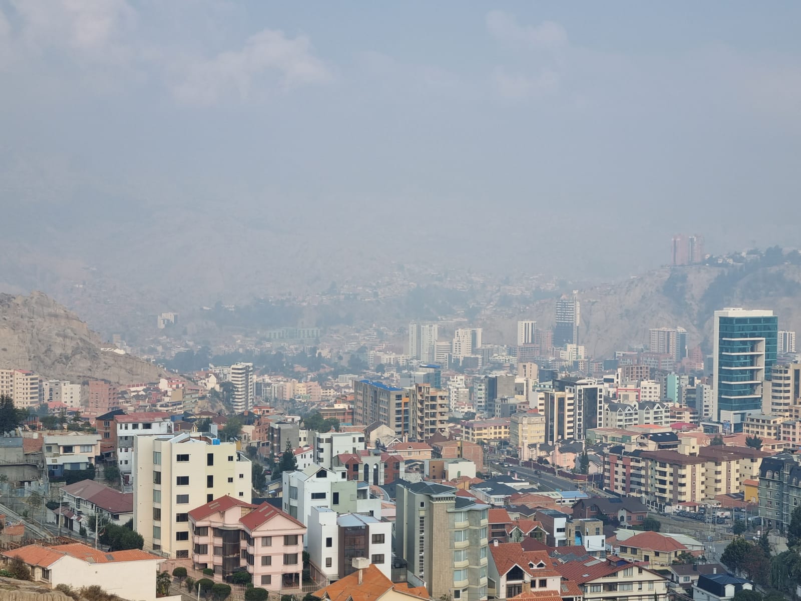 El cielo de La Paz amaneció con elevadísimos niveles de contaminación