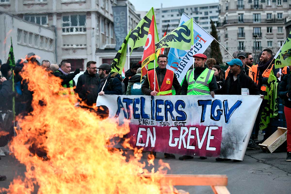 Huelgas Masivas Y Manifestaciones En Francia Contra Reforma De Las