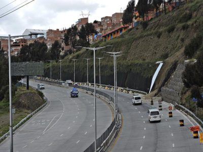 Trató de cruzar y murió tras ser arrollado dos veces en la autopista