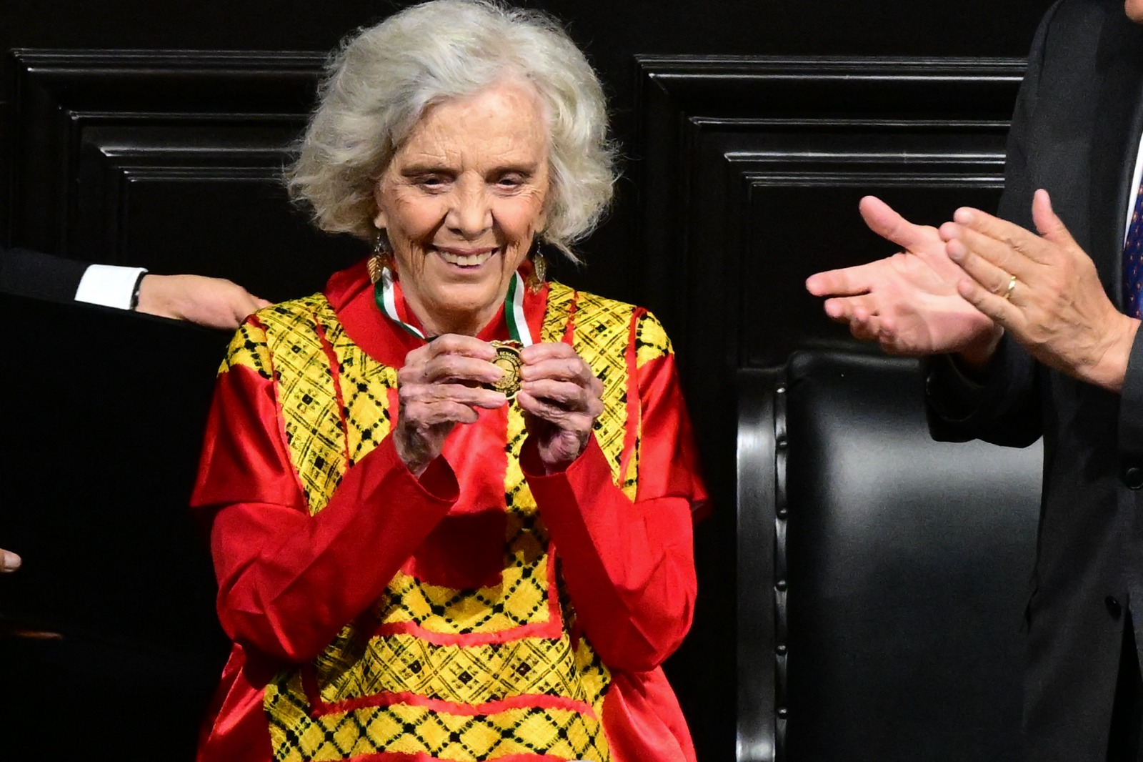 Escritora Elena Poniatowska recibe máxima distinción en México