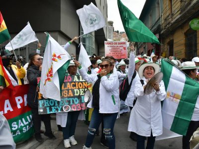 Médicos marchan en La Paz y no descartan paro indefinido