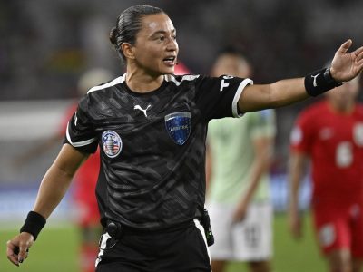 Edina Alves primera árbitra en dirigir un partido en la historia de la