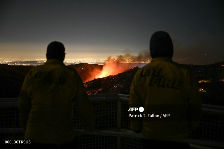 Vientos fuertes reavivan los incendios en Los Ángeles