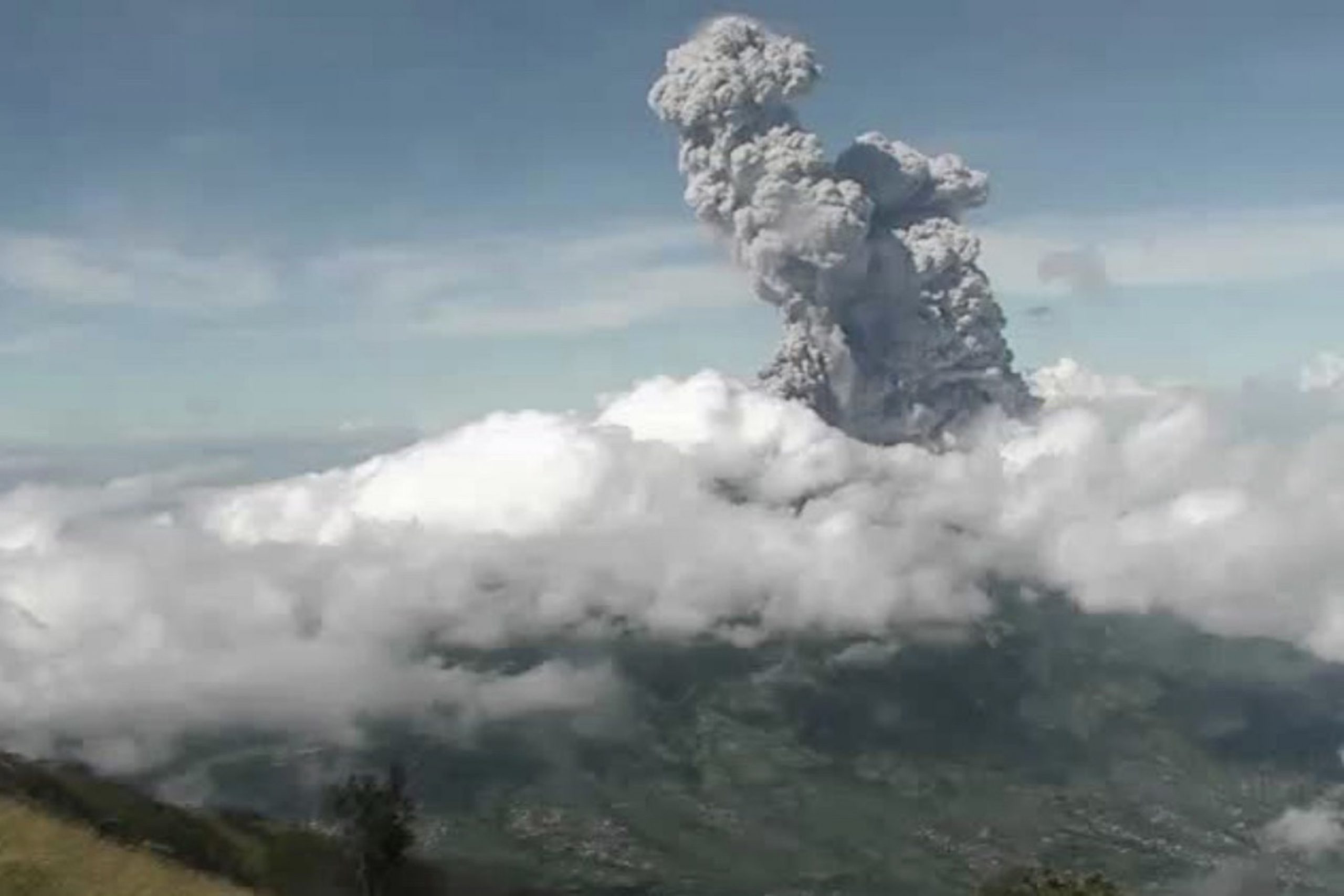 El volc n Merapi  en Indonesia  entra en erupci n La Raz n 