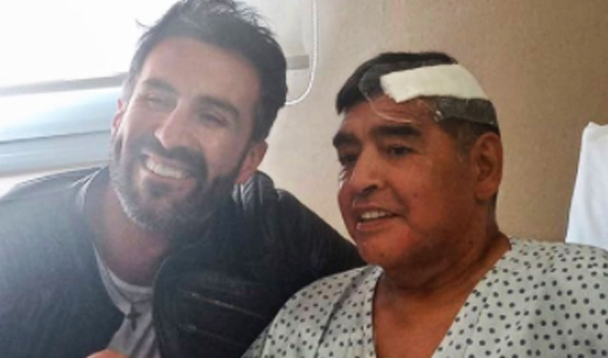 Maradona sale en ambulancia del hospital, 8 días después de cirugía en la  cabeza - La Razón | Noticias de Bolivia y el Mundo