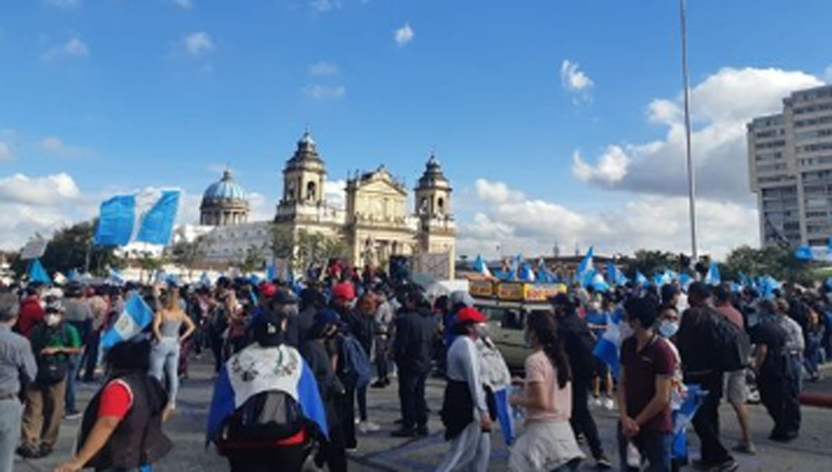 Miles de manifestantes piden en Guatemala renuncia del presidente La