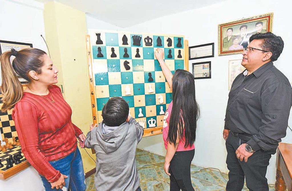Don Juan Copa, Bolivia, Comerciante boliviano enseña ajedrez a niños de  su barrio para alejarlos del celular, VIDEO, Narración, Historias EC, MUNDO