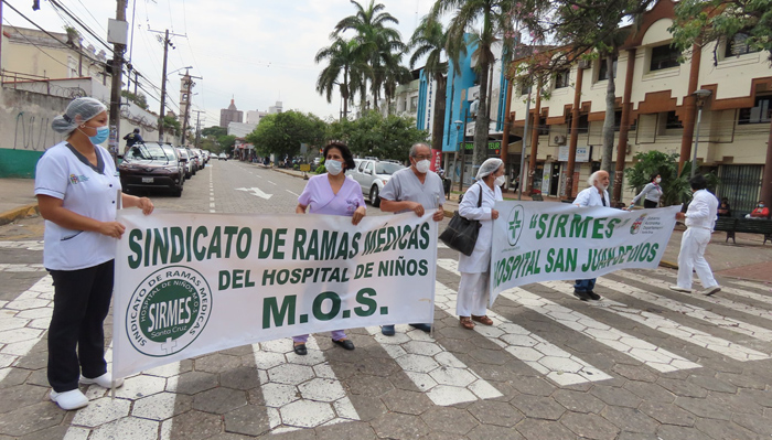 M dicos de Santa Cruz van al paro y no le temen a los descuentos