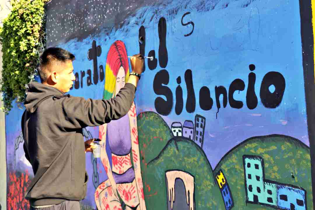 Jóvenes pintan murales para concienciar sobre la violencia de género