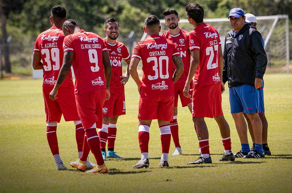 Aurora se impone a Real Santa Cruz y ratifica su liderato en el Grupo B