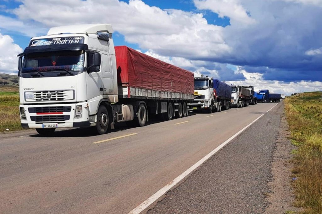 Camiones bolivianos varados en Desaguadero, afectados por la crisis social en Perú.