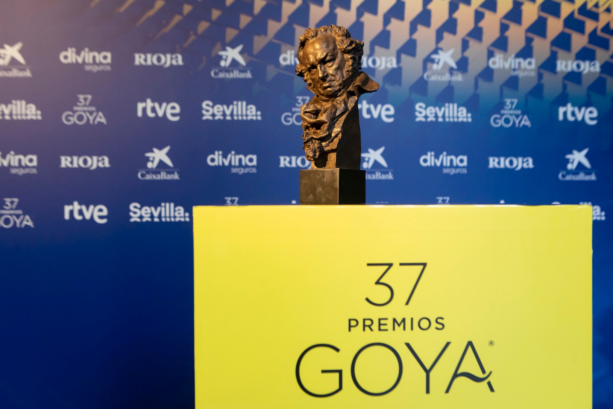 Réplicas de Goya para recibir la gala de los premios en Sevilla