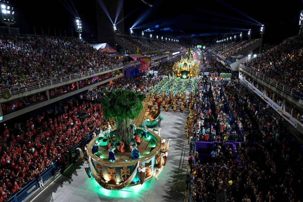 La segunda vida de los disfraces del Carnaval de Río: Brasil baila con todo