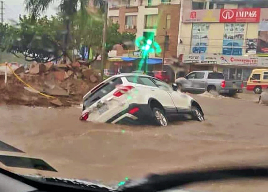 Calles como r os colegio como piscina y veh culos arrastrados