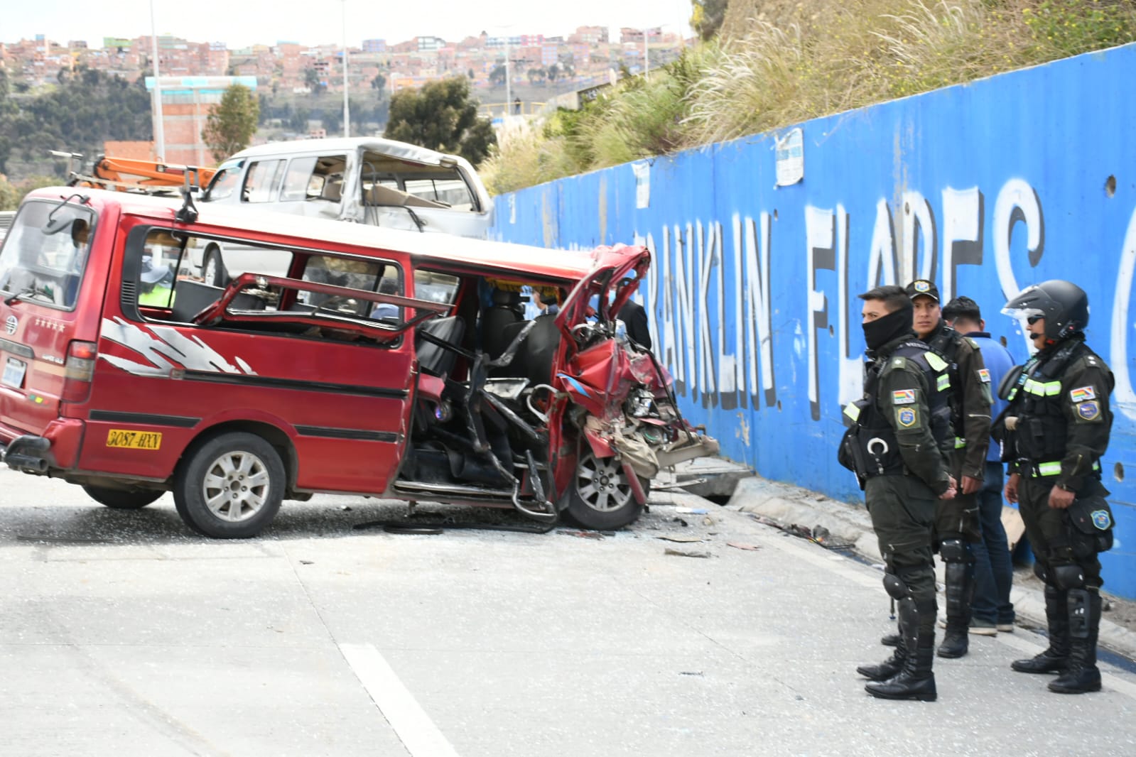 Dos Minibuses Chocan En La Autopista, Hay Al Menos Siete Heridos