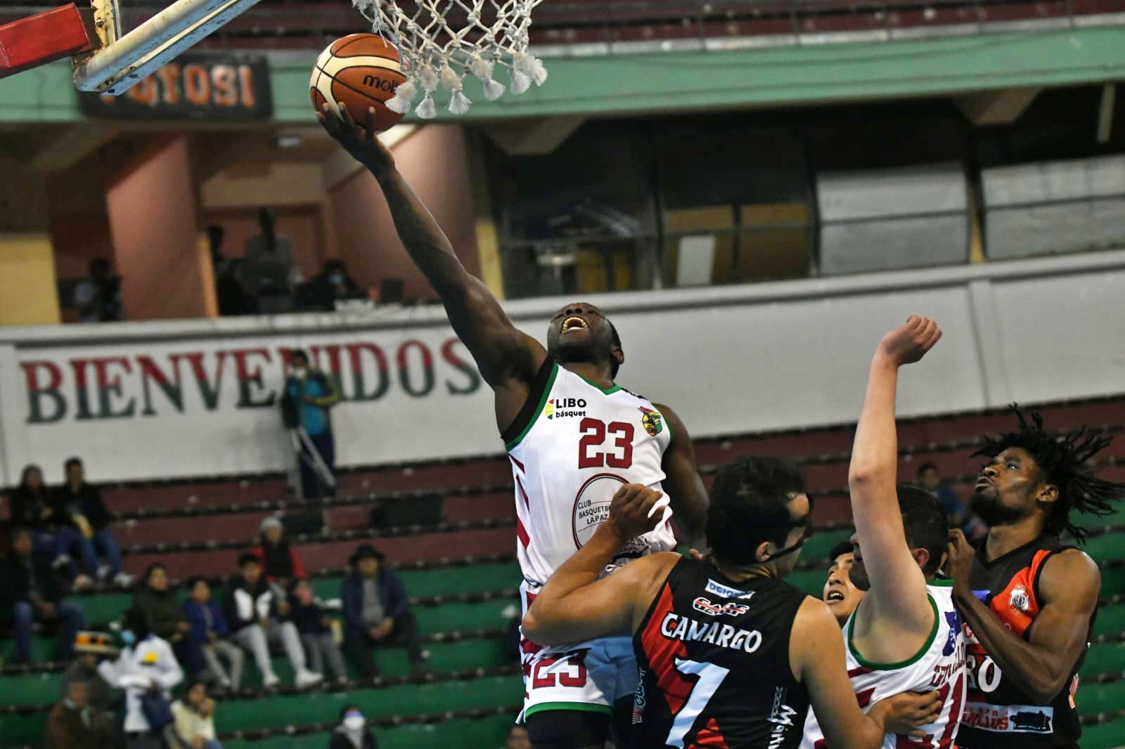 Nacional Potosí vence a Básquetbol La Paz en la Libobásquet