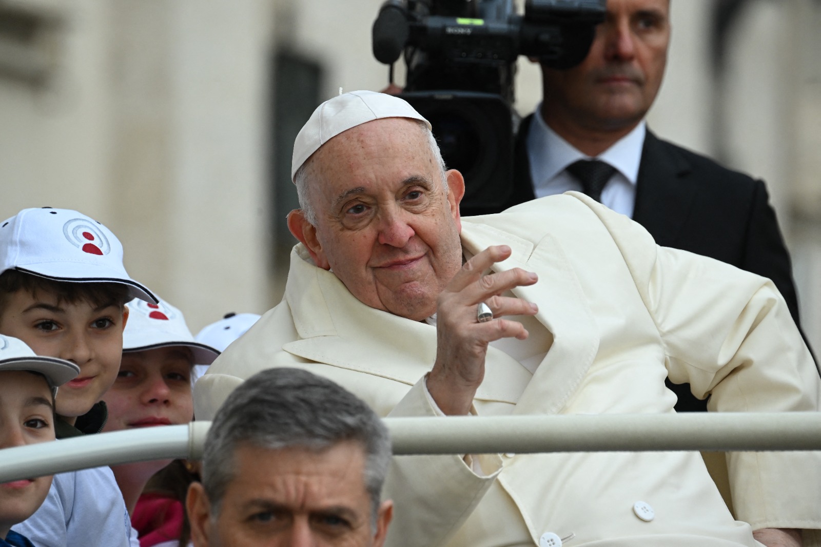 El papa dialoga sin tabúes con jóvenes sobre el aborto o el porno en un  documental