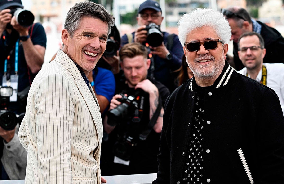 Almodóvar deja a Cannes con hambre con su corto wéstern y gay