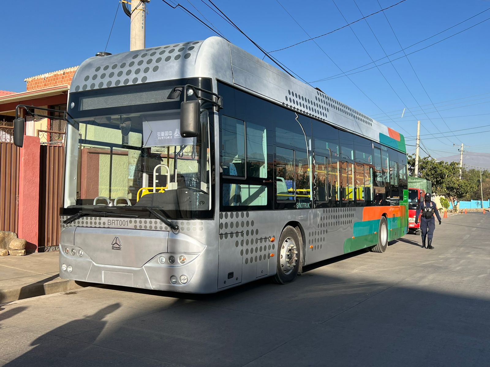 Exponen prototipos de buses con miras a renovar el parque