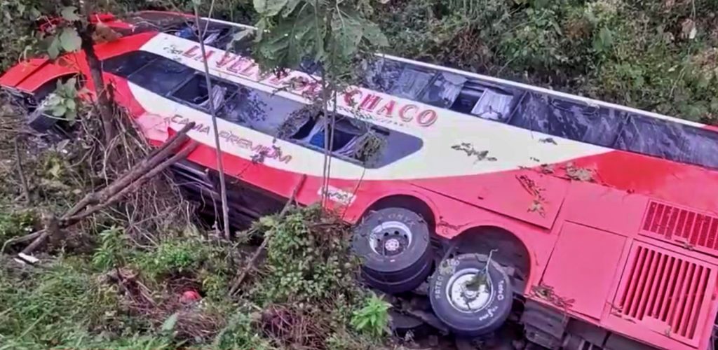 Al menos 18 personas mueren tras embarrancarse un bus en la v a