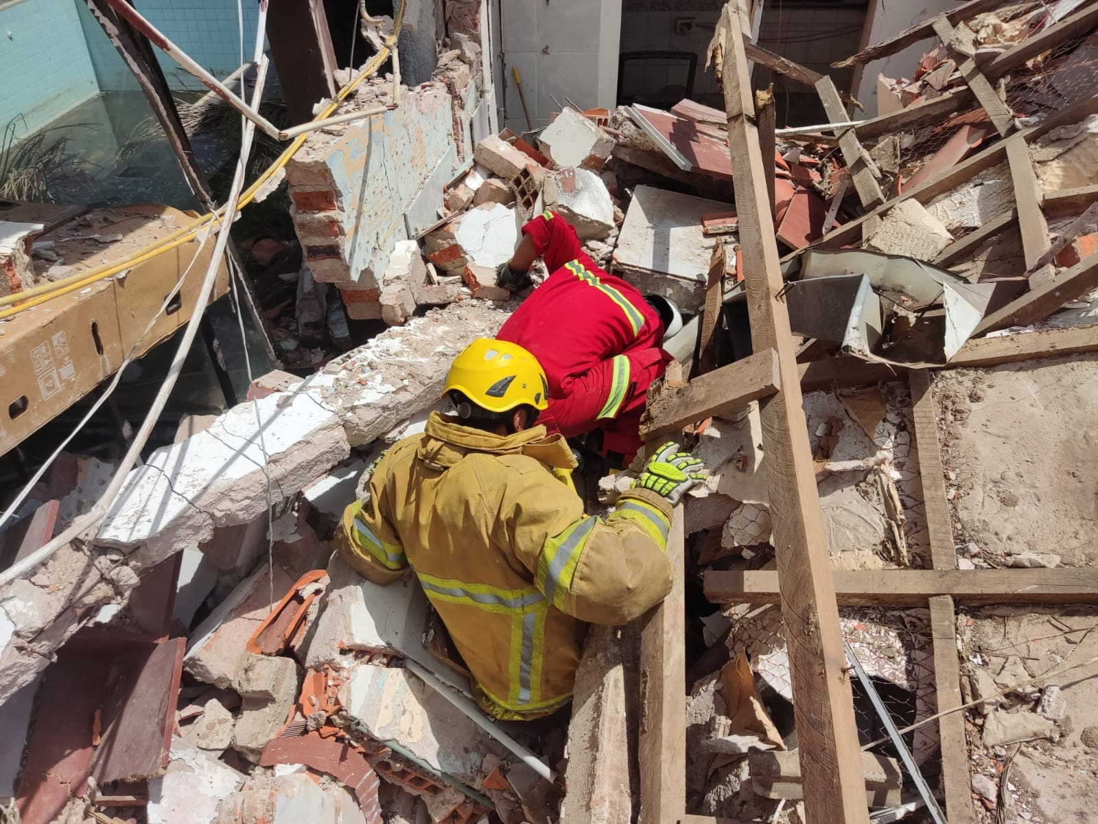 Una ni a queda atrapada tras la explosi n en una casa de Santa Cruz