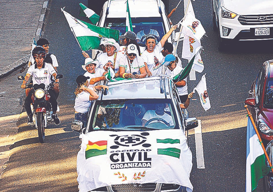 Una caravana en Santa Cruz pide la libertad de Camacho La Raz n