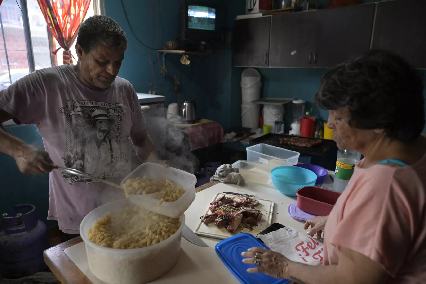 Comedores populares de Argentina están sin comida y con más demanda