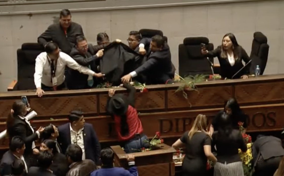 Bochorno en la sesión de la Asamblea, algunos legisladores lanzaron